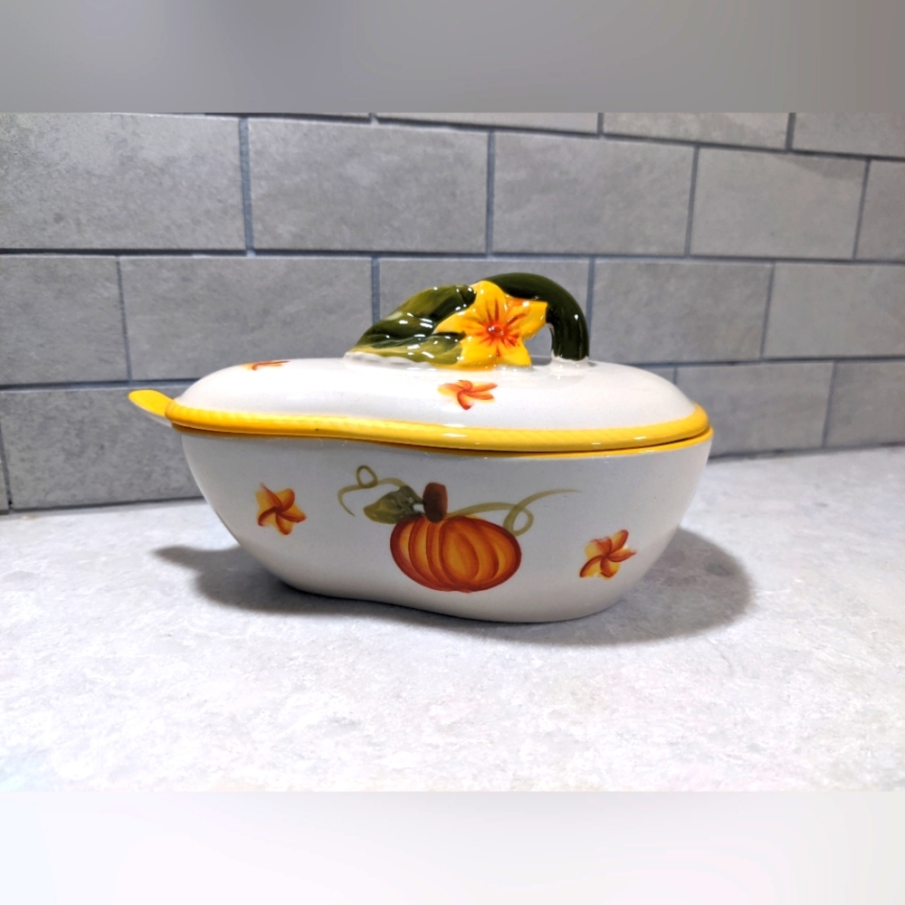 Temptations Seasional 10 Oz Old World Pumpkin Harvest Squash Shape Covered Dish